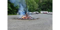 Entzünden des Johannifeuers (Foto: Karl-Franz Thiede)